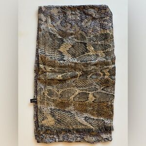 APT9 scarf animal print.